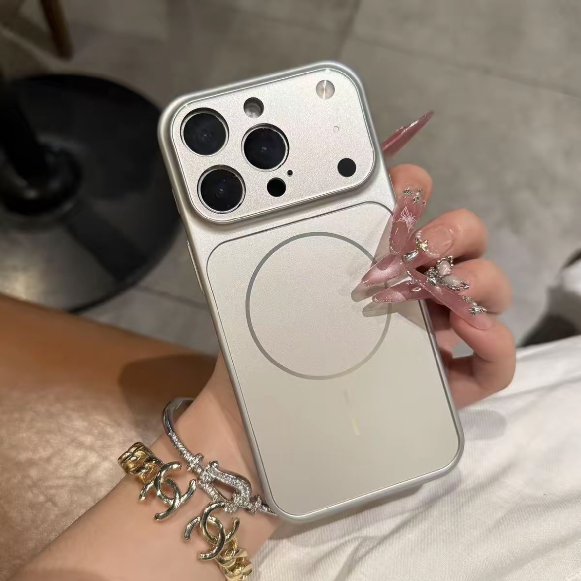 Instantly Transform into a 17-Inch Large-Screen Corning Glass Case Suitable for iPhone 17, Full-Cover Magnetic Apple 16 Anti-Drop Hard Case - Imagem 9