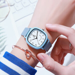 Children's Watch Girls Square Niche Design Primary School Junior High School Girls Only Look at Time Mute Test Table