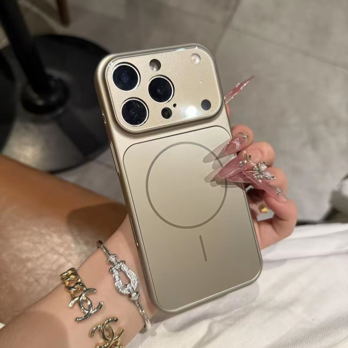 Instantly Transform into a 17-Inch Large-Screen Corning Glass Case Suitable for iPhone 17, Full-Cover Magnetic Apple 16 Anti-Drop Hard Case - Imagem 8